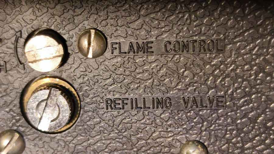 HAMLET KİTAP ŞEKLİNDE SIGARA İKRAM KUTUSU ÜC ADET KİTAPDAN OLUŞMUŞ GİBİ CAKMAK SIGARALIK VE LATARNADAN OLUŞAN 