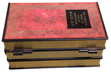 HAMLET KİTAP ŞEKLİNDE SIGARA İKRAM KUTUSU ÜC ADET KİTAPDAN OLUŞMUŞ GİBİ CAKMAK SIGARALIK VE LATARNADAN OLUŞAN 