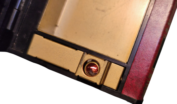 HAMLET KİTAP ŞEKLİNDE SIGARA İKRAM KUTUSU ÜC ADET KİTAPDAN OLUŞMUŞ GİBİ CAKMAK SIGARALIK VE LATARNADAN OLUŞAN 