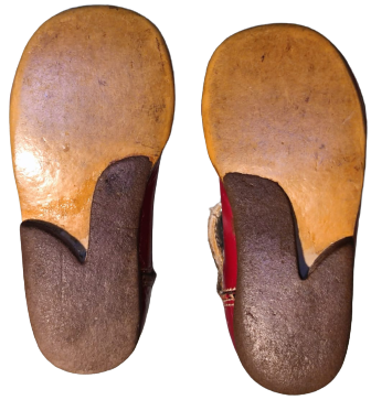 1960 KIRMIZI SİYAH ÜZERİ RUGAN DERİ TABANI KÖSELE  CİFT RENK DERİ DİKİŞLİ PARCALI TOKALI KIZ  COCUK İLK ADIM AYAKKABISI