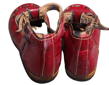 1960 KIRMIZI SİYAH ÜZERİ RUGAN DERİ TABANI KÖSELE  CİFT RENK DERİ DİKİŞLİ PARCALI TOKALI KIZ  COCUK İLK ADIM AYAKKABISI