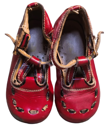 1960 KIRMIZI SİYAH ÜZERİ RUGAN DERİ TABANI KÖSELE  CİFT RENK DERİ DİKİŞLİ PARCALI TOKALI KIZ  COCUK İLK ADIM AYAKKABISI