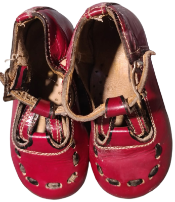 1960 KIRMIZI SİYAH ÜZERİ RUGAN DERİ TABANI KÖSELE  CİFT RENK DERİ DİKİŞLİ PARCALI TOKALI KIZ  COCUK İLK ADIM AYAKKABISI