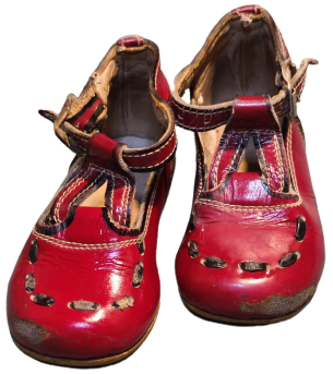 1960 KIRMIZI SİYAH ÜZERİ RUGAN DERİ TABANI KÖSELE  CİFT RENK DERİ DİKİŞLİ PARCALI TOKALI KIZ  COCUK İLK ADIM AYAKKABISI
