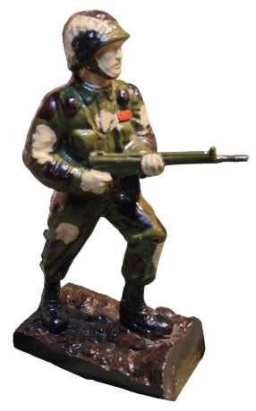ALÜMİNYUM DÖKÜM TAM TEŞEKKÜLÜ TECHİZATLI KARA KOMANDO ASKER HEYKELİ BİR KAYA ÜZERİNDE  EL BOYAMA BUYUK BOYDA 