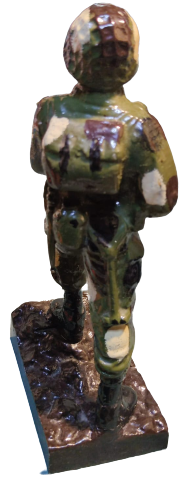 ALÜMİNYUM DÖKÜM TAM TEŞEKKÜLÜ TECHİZATLI KARA KOMANDO ASKER HEYKELİ BİR KAYA ÜZERİNDE  EL BOYAMA BUYUK BOYDA 