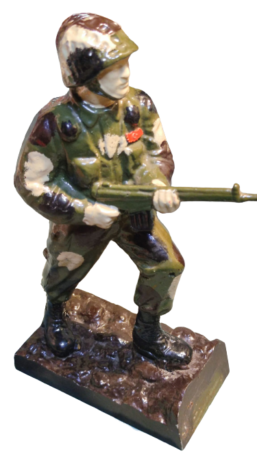 ALÜMİNYUM DÖKÜM TAM TEŞEKKÜLÜ TECHİZATLI KARA KOMANDO ASKER HEYKELİ BİR KAYA ÜZERİNDE  EL BOYAMA BUYUK BOYDA 