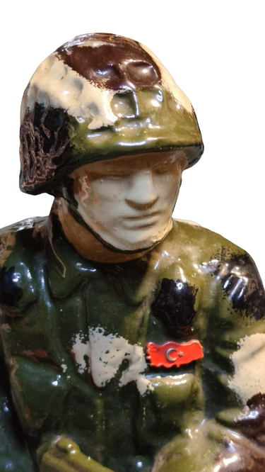 ALÜMİNYUM DÖKÜM TAM TEŞEKKÜLÜ TECHİZATLI KARA KOMANDO ASKER HEYKELİ BİR KAYA ÜZERİNDE  EL BOYAMA BUYUK BOYDA 