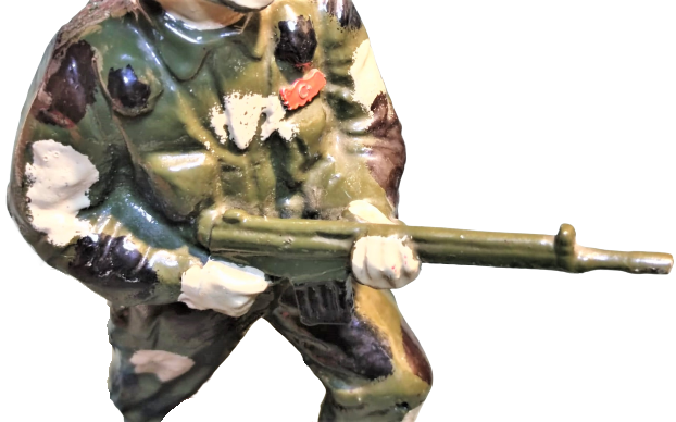 ALÜMİNYUM DÖKÜM TAM TEŞEKKÜLÜ TECHİZATLI KARA KOMANDO ASKER HEYKELİ BİR KAYA ÜZERİNDE  EL BOYAMA BUYUK BOYDA 