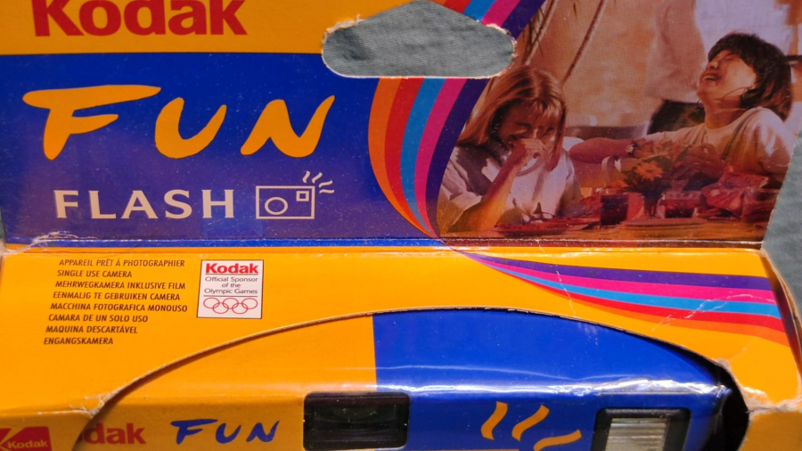 KODAK FUN FLASH  KUTUSUNDA TEK KULLANIMLIK İÇERSİNDE FİLMİ BULUNAN FOTOGRAF MAKİNESİ CEK AT MODEL