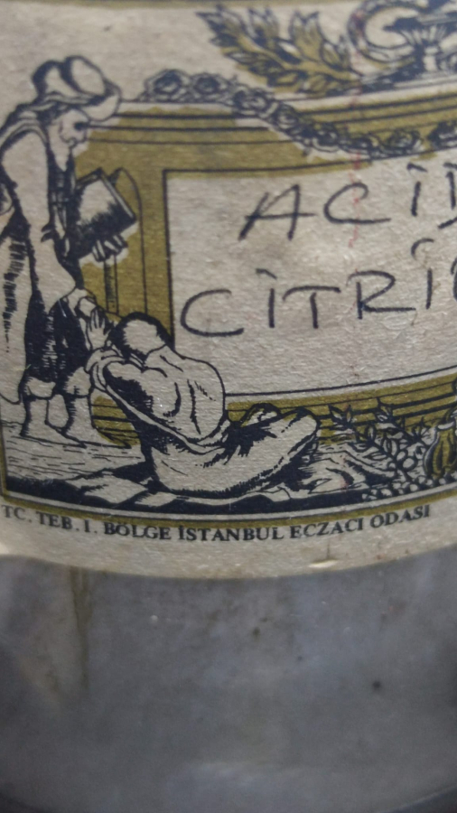 OSMANLI LATİNCE ETİKETLİ ECZACI EL YAPIM İLACLARIN KONULDUGU CAM KAPAKLI İLAC KABİ İÇERSİ DOLUDUR