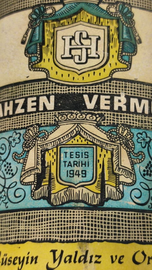 1949 MAHZEN VERMUTU HUSEYİN YALDIZ VE ORTAGI KAHVERENGİ KABARTMA HİLAL ŞİŞESİNDE AGZI ACILMAMIŞ İÇERSİ DOLU YERLİ VERMUT