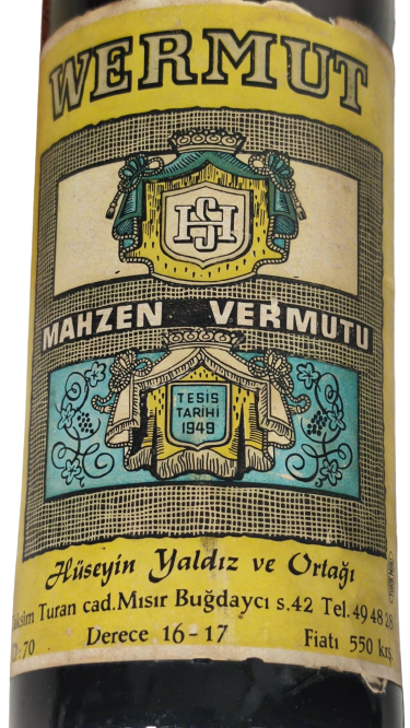 1949 MAHZEN VERMUTU HUSEYİN YALDIZ VE ORTAGI KAHVERENGİ KABARTMA HİLAL ŞİŞESİNDE AGZI ACILMAMIŞ İÇERSİ DOLU YERLİ VERMUT