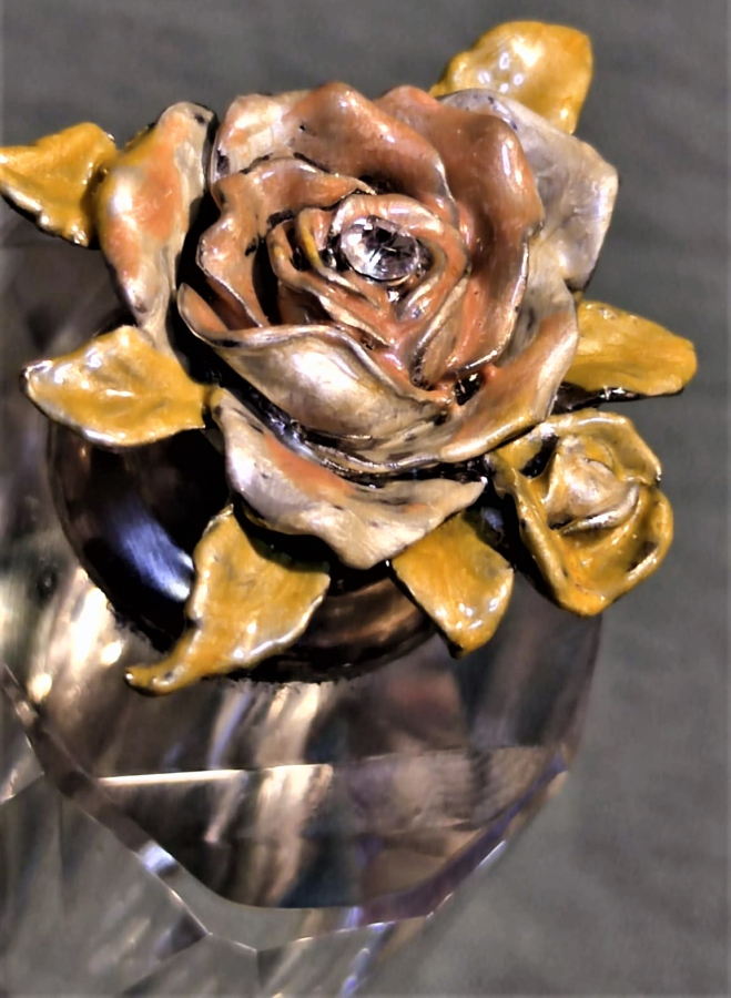 OSMANLI PAZARINA YAPILMIŞ GÜMÜŞ GÜL  KAPAKLI ŞİŞE ONUNDE TAŞLI GÜL FASATALI ŞEFFAF CAM KESİM ŞİŞE  FRANSIZ PARFUM ŞİŞESİ 