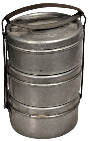 1960 ÜC GÖZ KAPAKLI SEFERTASI  EVDEN İŞE GİDERKEN İÇERSİNE EVDE PİŞEN YEMEKLERDEN  KOYULARAK GÖTÜRÜLÜR