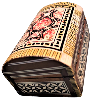 ÜZERİ SEDEF KEMİK VE DEGŞİK RENKLERDEN OLUŞAN  AHŞAP MARKUTERİ İŞCİLİKLİ BÖMBELİ KAPAKLI TESBİH MUHAFAZA KUTUSU