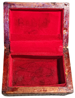 ÜZERİ SEDEF KEMİK VE DEGŞİK RENKLERDEN OLUŞAN  AHŞAP MARKUTERİ İŞCİLİKLİ BÖMBELİ KAPAKLI TESBİH MUHAFAZA KUTUSU