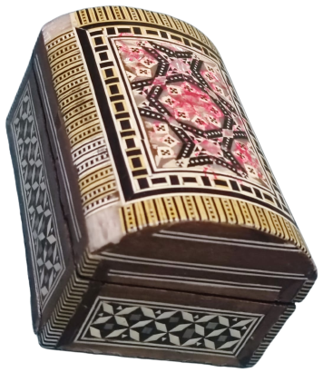 ÜZERİ SEDEF KEMİK VE DEGŞİK RENKLERDEN OLUŞAN  AHŞAP MARKUTERİ İŞCİLİKLİ BÖMBELİ KAPAKLI TESBİH MUHAFAZA KUTUSU