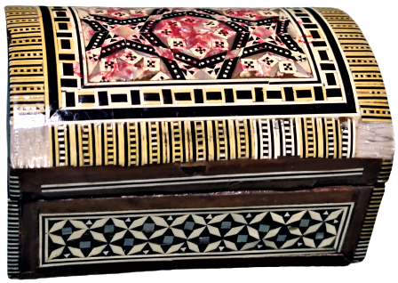 ÜZERİ SEDEF KEMİK VE DEGŞİK RENKLERDEN OLUŞAN  AHŞAP MARKUTERİ İŞCİLİKLİ BÖMBELİ KAPAKLI TESBİH MUHAFAZA KUTUSU