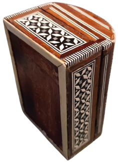 ÜZERİ SEDEF KEMİK VE DEGŞİK RENKLERDEN OLUŞAN  AHŞAP MARKUTERİ İŞCİLİKLİ BÖMBELİ KAPAKLI TESBİH MUHAFAZA KUTUSU