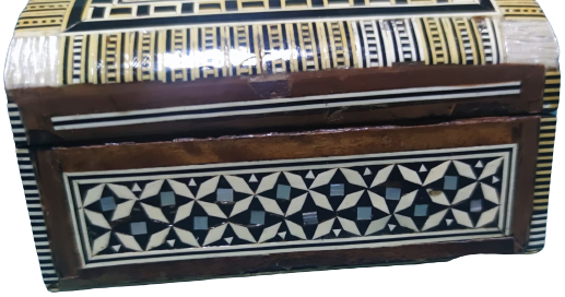 ÜZERİ SEDEF KEMİK VE DEGŞİK RENKLERDEN OLUŞAN  AHŞAP MARKUTERİ İŞCİLİKLİ BÖMBELİ KAPAKLI TESBİH MUHAFAZA KUTUSU