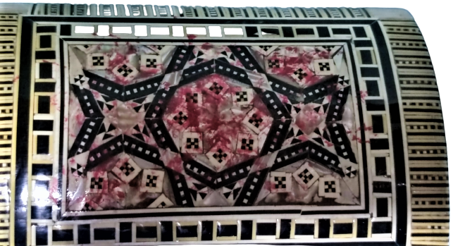 ÜZERİ SEDEF KEMİK VE DEGŞİK RENKLERDEN OLUŞAN  AHŞAP MARKUTERİ İŞCİLİKLİ BÖMBELİ KAPAKLI TESBİH MUHAFAZA KUTUSU