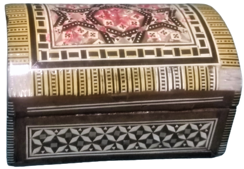 ÜZERİ SEDEF KEMİK VE DEGŞİK RENKLERDEN OLUŞAN  AHŞAP MARKUTERİ İŞCİLİKLİ BÖMBELİ KAPAKLI TESBİH MUHAFAZA KUTUSU