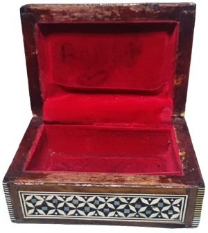 ÜZERİ SEDEF KEMİK VE DEGŞİK RENKLERDEN OLUŞAN  AHŞAP MARKUTERİ İŞCİLİKLİ BÖMBELİ KAPAKLI TESBİH MUHAFAZA KUTUSU