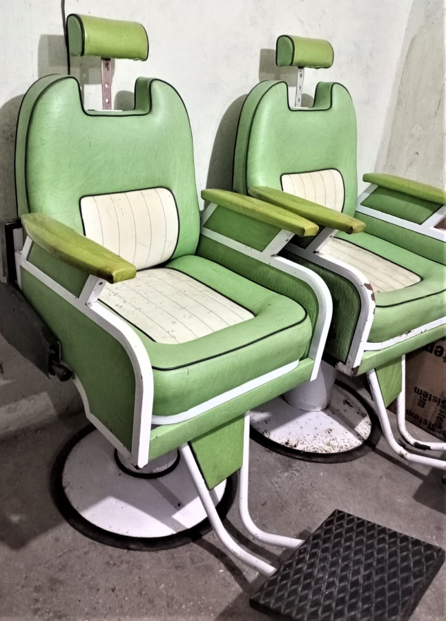 1960 VE 1970 LERİN ESKİ BERBER KOLTUK LARI 2 ADET SAĞLAM KAFALIKLI AYARLI DÖNER YEŞİL KREM DERİ KAPLAMA
