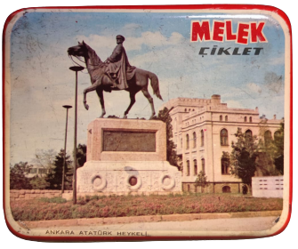 1960 KAPAKLI TENEKE ÜZERİ RESİMLİ ANKARA ATATÜRK HEYKELİ MELEK SAKIZ CİKLET KUTUSU