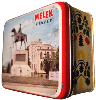 1960 KAPAKLI TENEKE ÜZERİ RESİMLİ ANKARA ATATÜRK HEYKELİ MELEK SAKIZ CİKLET KUTUSU