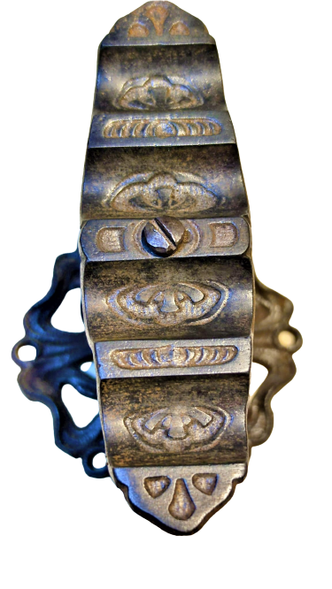 FRANSA OSMANLI PAZARINA YAPMIŞ OLDUGU ÜZERİ KABARTMA İŞLEMELİ  DÖKÜM MASA ÜZERİ DÖRT KALEM KOYMA STANDI