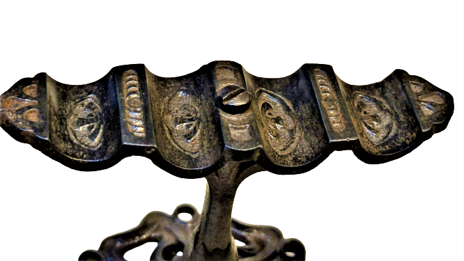 FRANSA OSMANLI PAZARINA YAPMIŞ OLDUGU ÜZERİ KABARTMA İŞLEMELİ  DÖKÜM MASA ÜZERİ DÖRT KALEM KOYMA STANDI