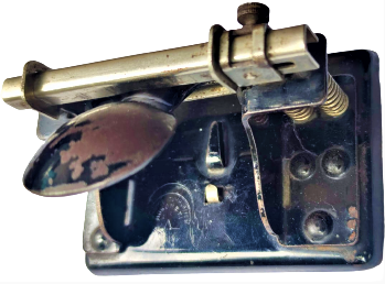 1930 FRANSIZ TÜRKİYE İCİN YAPILMIŞ CUMHURİYET BAŞI DELGEC SİYAH METAL CİFT ÖLCÜDE DELME AYARLI TÜRKİYE CUMHURİYETİ AY YILDIZ  İŞARETLİ