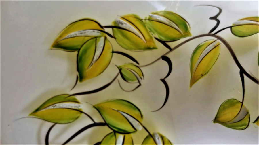 1950 OPALİN BEYAZ SÜT  VAZO ÜZERİ EL BOYAMA CİCEKLER VAZO AGZI VE GÖVDESİ EL CEKME ALTIN 