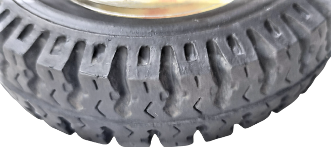 PIRELLI AS 22 KAMYONET  LASTİK FORMUNDA ORTASI CAM PIRELLİ LEGOLU SARI KIRMIZI RENKDE KÜLLÜK KÜL TABLASI