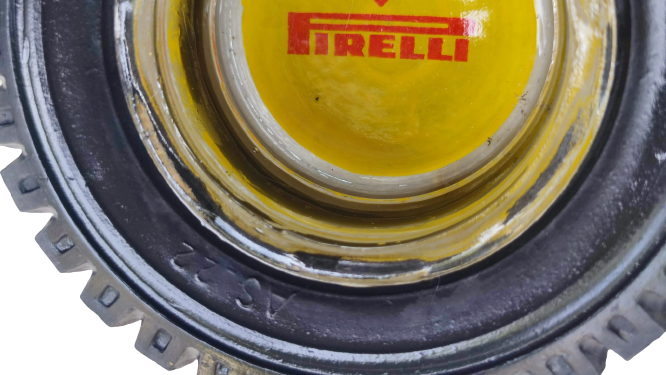 PIRELLI AS 22 KAMYONET  LASTİK FORMUNDA ORTASI CAM PIRELLİ LEGOLU SARI KIRMIZI RENKDE KÜLLÜK KÜL TABLASI