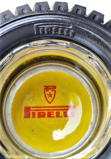 PIRELLI AS 22 KAMYONET  LASTİK FORMUNDA ORTASI CAM PIRELLİ LEGOLU SARI KIRMIZI RENKDE KÜLLÜK KÜL TABLASI
