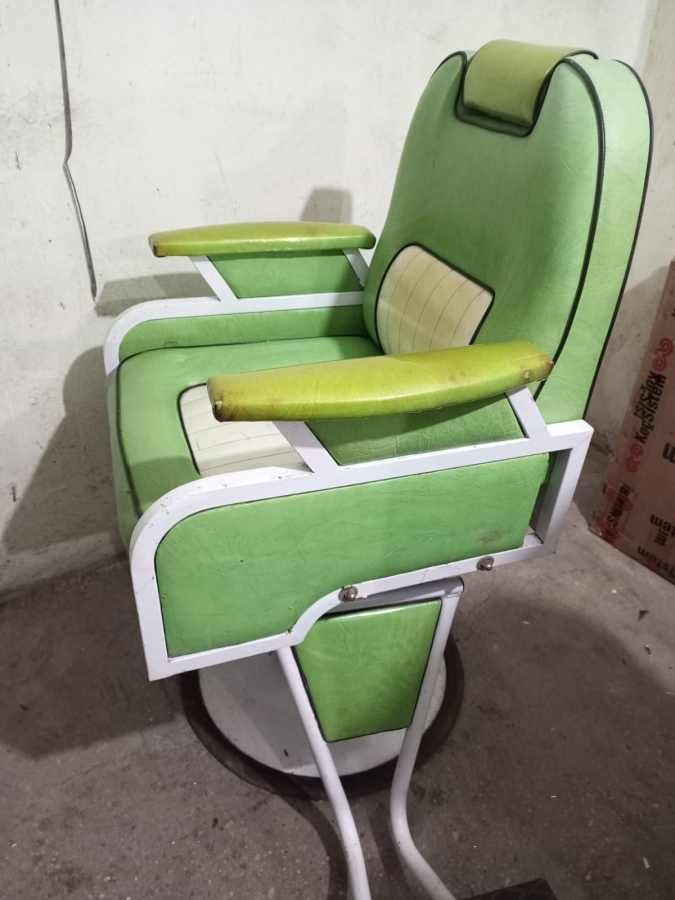 1960 VE 1970 LERİN ESKİ BERBER KOLTUK LARI 2 ADET SAĞLAM KAFALIKLI AYARLI DÖNER YEŞİL KREM DERİ KAPLAMA