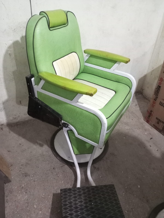 1960 VE 1970 LERİN ESKİ BERBER KOLTUK LARI 2 ADET SAĞLAM KAFALIKLI AYARLI DÖNER YEŞİL KREM DERİ KAPLAMA