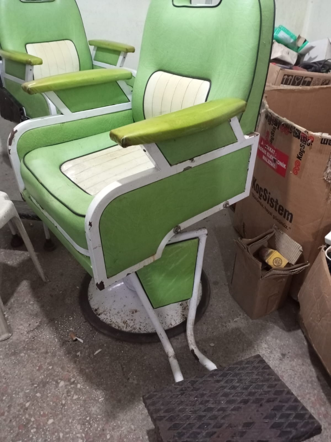 1960 VE 1970 LERİN ESKİ BERBER KOLTUK LARI 2 ADET SAĞLAM KAFALIKLI AYARLI DÖNER YEŞİL KREM DERİ KAPLAMA