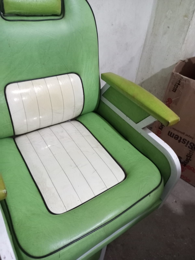 1960 VE 1970 LERİN ESKİ BERBER KOLTUK LARI 2 ADET SAĞLAM KAFALIKLI AYARLI DÖNER YEŞİL KREM DERİ KAPLAMA