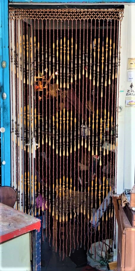 1970 KAPI SİNEKLİK KOPLE AHŞAP DEGİŞİK FORMLARDA BİNLERCE TORNADA TEK TEK CEKİLEREK İPE DİZİLMİŞ FARKLI RENKLİ TONLARDA 