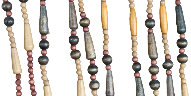 1970 KAPI SİNEKLİK KOPLE AHŞAP DEGİŞİK FORMLARDA BİNLERCE TORNADA TEK TEK CEKİLEREK İPE DİZİLMİŞ FARKLI RENKLİ TONLARDA 