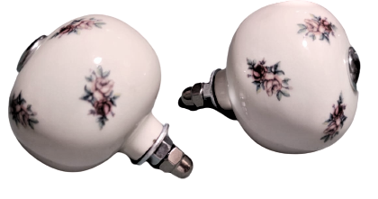 OSMANLI BEYAZ PORSELEN ÜZERİ CİCEKLİ KURE ŞEKLİNDE KAPI KOLU TOKMAK 2 ADET KARŞILIKLİ