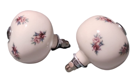 OSMANLI BEYAZ PORSELEN ÜZERİ CİCEKLİ KURE ŞEKLİNDE KAPI KOLU TOKMAK 2 ADET KARŞILIKLİ