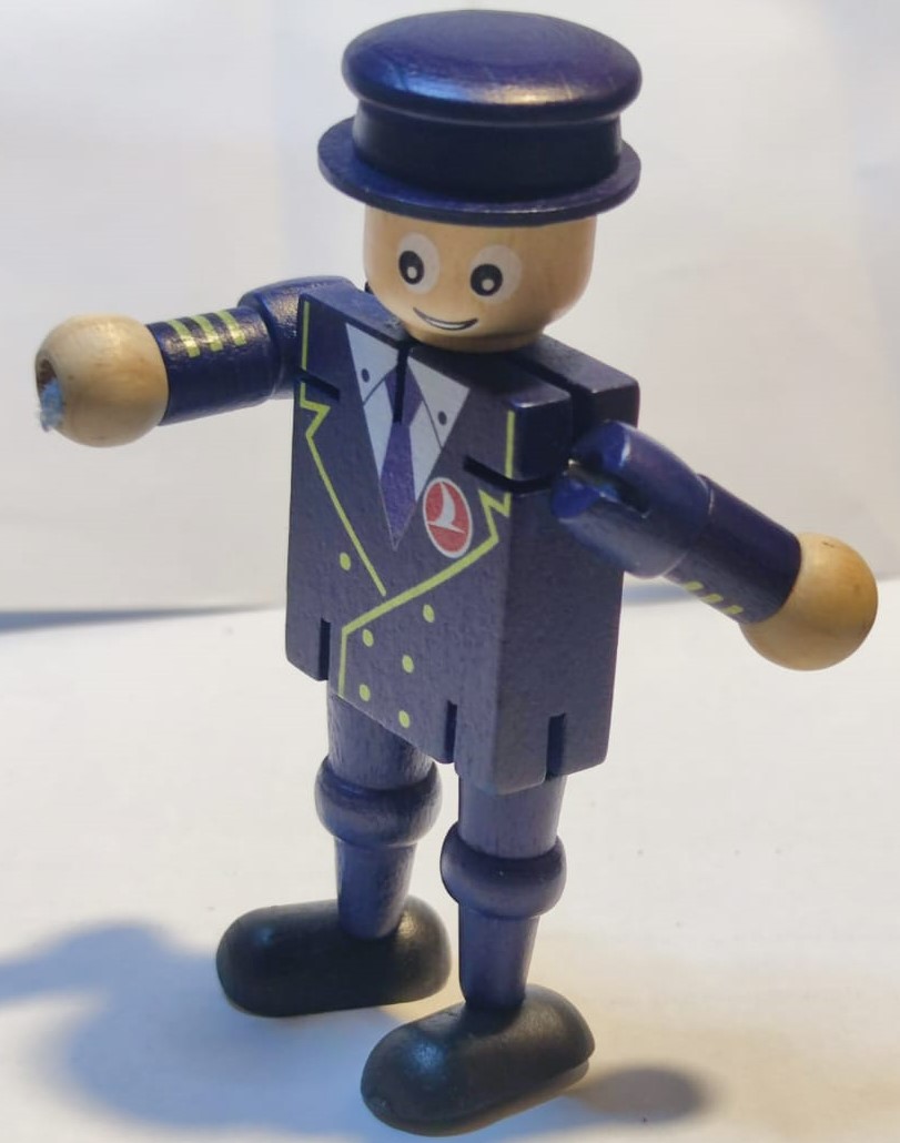 THY TÜRK HAVA YOLLARI LOGOLU PARÇALARA BÖLÜNEN HAREKETLİ AHŞAP EL BOYAMA TURKISH AIRLINES OYUNCAK KAPTAN PİLOT