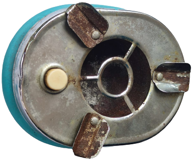 1970 METAL OVAL FORMDA KROM KAPAKLI ÜZERİNDEKİ DÜGMEYE BASINCA KAPAK KISMI ACILIR MAVİ RENKDE