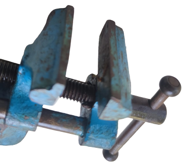 1950 DEMİR MENGENE TEZGAH MASA KENARINA BAGLANABİLEN HASSAS USTA MENGENESİ UFAK BOYDA CENE ACILMA BOYU 6 CM GİBİ