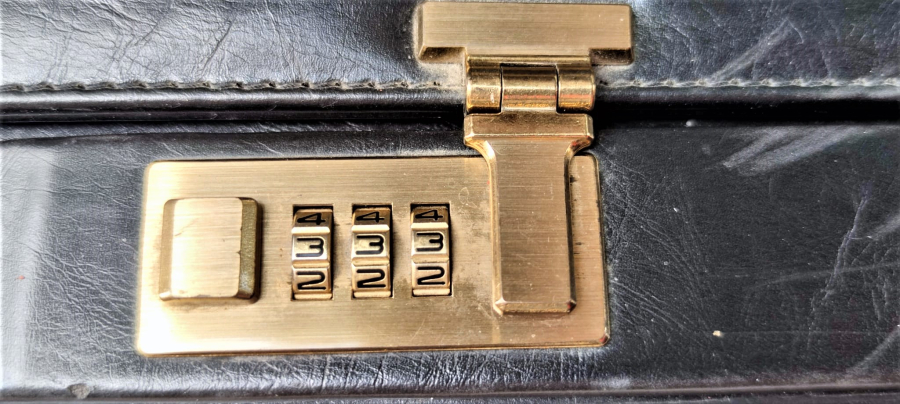 BUYUK BOY BOND PİLOT MÜMESSİL PAZARLAMACI PLASİYER CANTASI ŞİFRELİ CİFT KİLİTLİ KULPLU SİYAH DERİ SORUNSUZ 